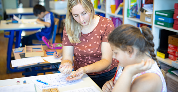 Lembergschule Gosheim Unterricht Lehrerin hilf Schülerin