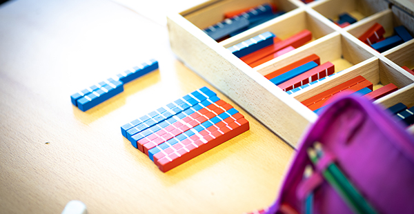 Frühforderung Lembergschule Gosheim Schüler Spielt mit Tip-Toy Buch
