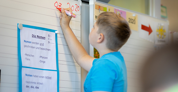 Lembergschule Gosheim Kind schreibt an Tafel