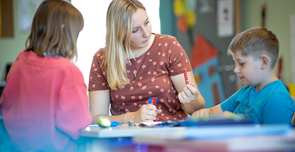 Lembergschule Gosheim Unterricht Lehrerin und Schüler