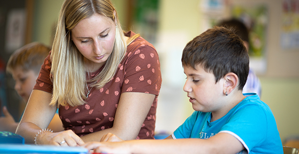 Lembergschule Unterricht Stuhlkreis Lehrer und Schüler