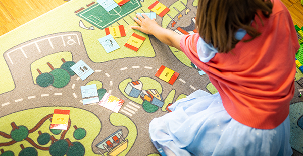 Frühforderung Lembergschule Gosheim Mädchen Spielt mit Karten