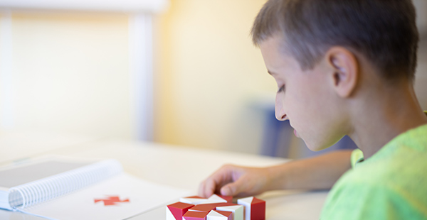 Kooperation Lembergschule Gosheim Schüler löst Puzzle Spiel