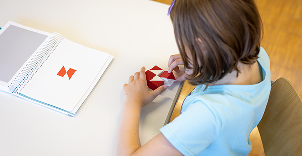 Lembergschule Gosheim Kind spielt mit Puzzle