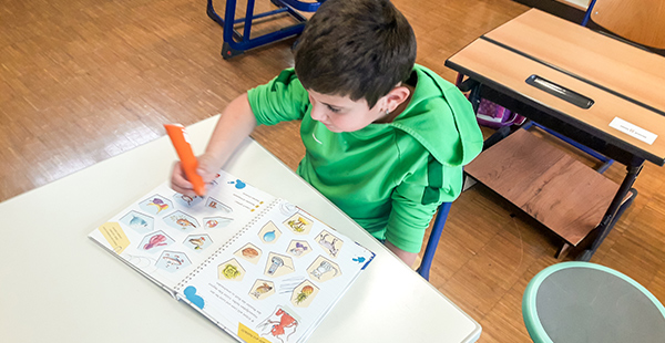 Frühforderung Lembergschule Gosheim Schüler Spielt mit Tip-Toy Buch