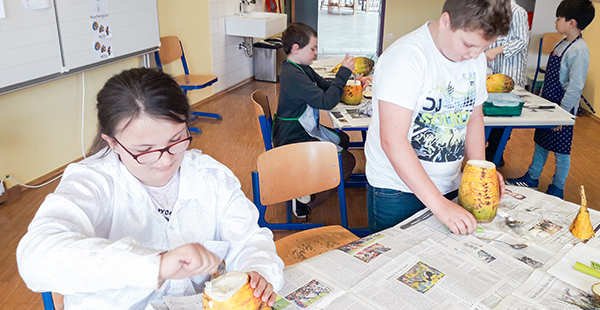 Nachmittagsangebot Lembergschule Gosheim Kinder schnitzen
