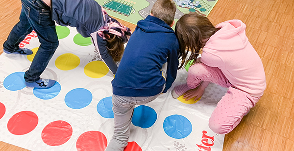 Nachmittagsangebot Lembergschule Gosheim Kinder spielen Twister
